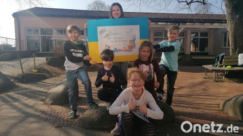 Durch Lesen helfen die Grundschüler Ukraine-Flüchtlingen. 1381,75 Euro nahmen sie durch ihre Aktion ein. Bild: Grundschule Krummennaab/exb