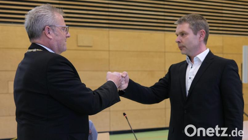 Mit dem Corona-Gruß gratulierte Oberbürgermeister Andreas Feller (links) seinem neuen Stellvertreter Andreas Wopperer (rechts) zur Wahl. Bild: Hirsch