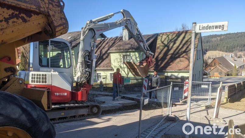 Beim Baustellentermin skizzierte der Stadlerner Bürgermeister Gerald Reiter die nun anstehenden Arbeiten zur Sanierung der Abwasseranlage inklusive des Leitungssystems. Bild: eib