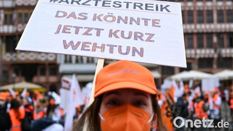 Ärztinnen und Ärzte aus ganz Deutschland trafen sich am Donnerstag zu einem ganztägigen Warnstreik in Frankfurt. Darunter befanden sich rund 20 Mediziner aus dem Klinikum St. Marien Amberg. Bild: Julian Stratenschulte/dpa