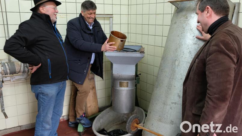 Am liebsten würde ILE-Vorsitzender Edgar Knobloch (Bildmitte) mit dem Beistand von Selwa-gmacht-Vorsitzenden Hans-Karl Hübner (links) und Vorbachs Bürgermeister Alexander Goller (rechts) gleich zum Wurschten beginnen. Bild: do