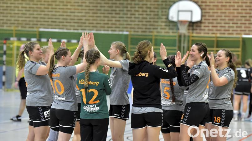 Die Handballerinnen der HG Amberg klatschen sich gegenseitig ab. Am Sonntag treffen sie auf die HG Hemau/Beratzhausen. Archivbild: Hubert Ziegler