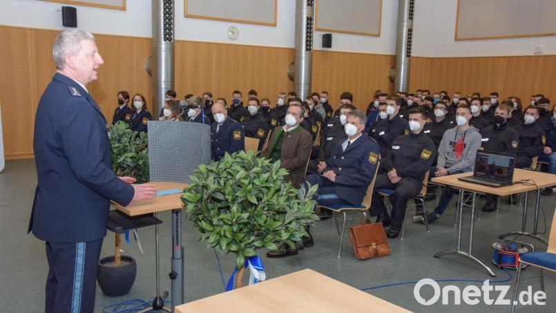 Erster Polizeihauptkommissar Jürgen Pfaffenzeller bei der Begrüßung der Gäste. Bild: Roland Seidel/exb