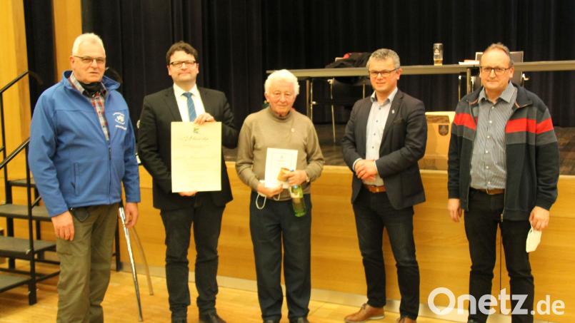 Gründungsmitglied Johann Steinsdorfer (Mitte) wurde für 60-jährige Mitgliedschaft geehrt. Mit im Bild (von links): Reinhard Wallitschek, Stefan Spindler, Bürgermeister Martin Birner und Vorsitzender Michael Throner. Bild: dl