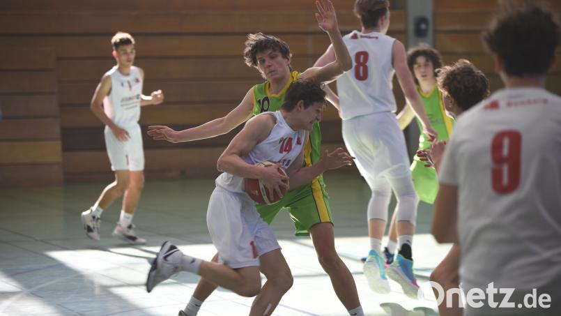 Die BTO-Spieler glänzten nicht nur offensiv. Bei der starken Verteidigung der Oberpfälzer (hier mit der Nummer 10 Luis Meierhöfer) gab es für die Bamberger Angreifer meist kein Durchkommen. Bild: Tobias Schwarzmeier