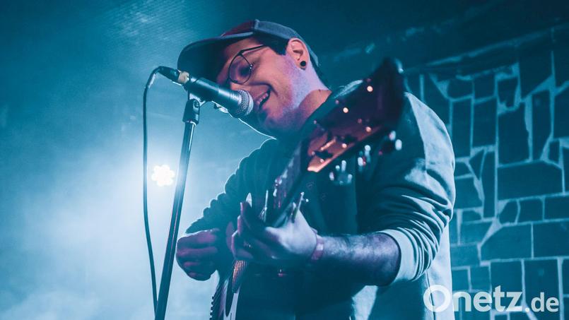 Daniel Stach unter seinem Künstlernamen "Modern Fireworks" live auf der Bühne. Bild: Dominik Hupf/exb