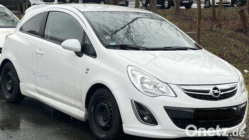 Bei diesem Corsa wurden die Beifahrertür und der hintere rechte Kotflügel beschädigt. Bild: Polizeiinspektion Tirschenreuth/exb