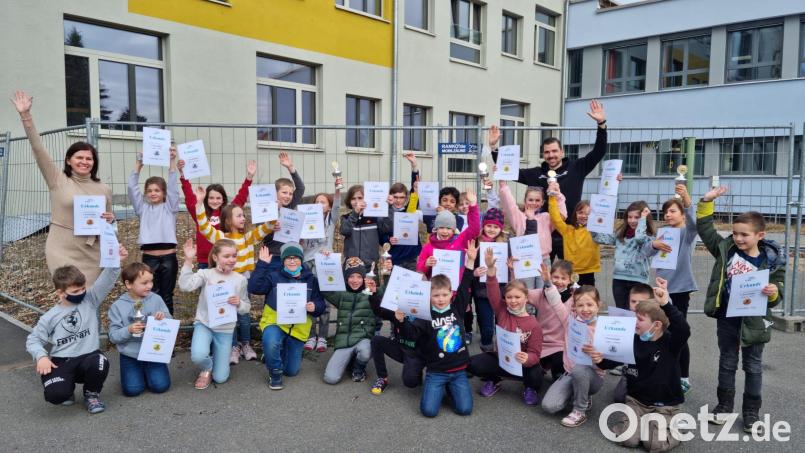 Zum Abschluss der Schwimmausbildung gab es unter den Grundschülern ein kleines Turnier. Die Schnellsten jeder Klasse bekamen eine schöne Urkunde. Bild: Petra Andritzky/exb