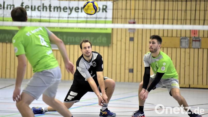 Für den VC Amberg um Spielertrainer Florian Birner (Mitte) geht es so langsam in die Endphase der Saison. Am Wochenende stehen zwei Partien auf dem Programm. Beide Male gegen Nachwuchsmannschaften von Bundesligisten. Archivbild: Hubert Ziegler, Hubert Ziegler