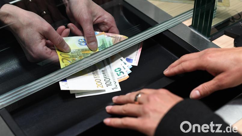 Die Bankautomaten sind an diesem Tag kaputt, am Schalter kostet das Abheben von Bargeld eine Gebühr von 2,50 Euro. Das ärgert eine Rentnerin aus Weiden. Bild: Angelika Warmuth