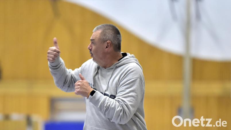 Trainer Roman Will zeigt es an: Ein Spiel hat die HG Amberg in der Vorrunde noch. Danach geht es in die Abstiegsrunde. Archivbild: Hubert Ziegler
