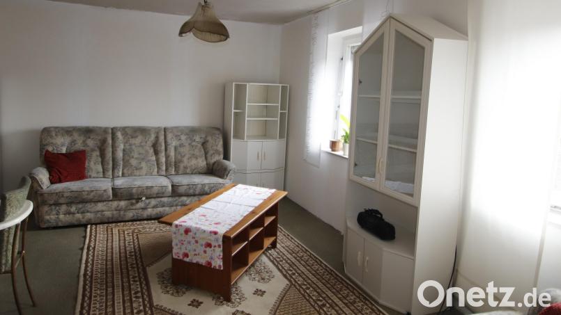 Ein freundliches Wohnzimmer für Flüchtlinge. Die Schränke sind mittlerweile mit Geschirr und allerlei brauchbaren Utensilien bestückt. Bild: mfh