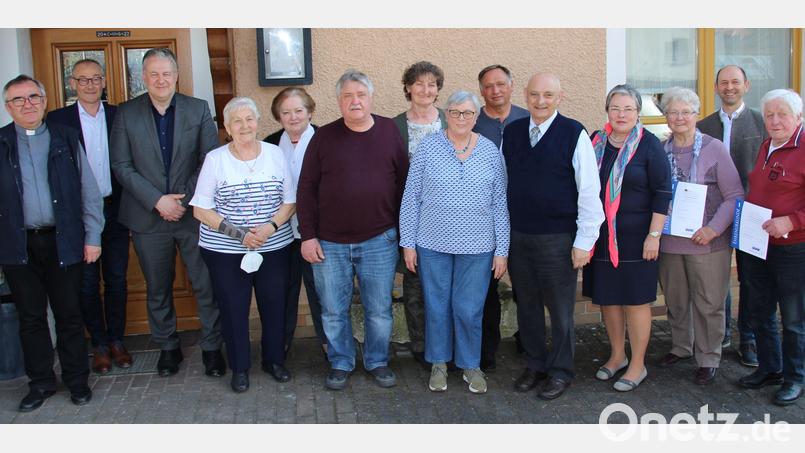 Der VdK-Ortsverband Rieden-Vilshofen wählt einen neuen Vorstand. Dessen Mitgliedern gratulieren (von links) Pater Slawomir Niemczewski, Riedens Bürgermeister Erwin Geitner und Landrat Richard Reisinger sowie VdK-Kreisvorsitzende Marianne Kies-Baldasty (Fünfte von links) und Ensdorfs Bürgermeister Hans Ram (Zweiter von rechts). Bild: bjo