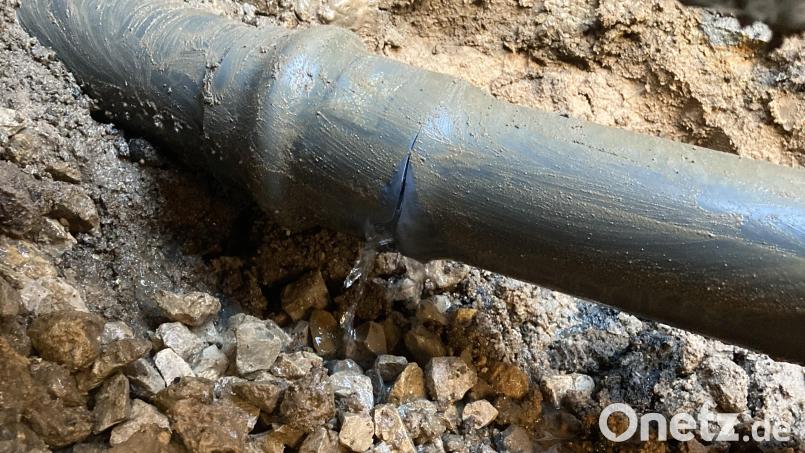 Durch einen Riss in der Wasserleitung ist das viele Wasser ausgetreten. Bild: Helmut Sorgenfrei/exb