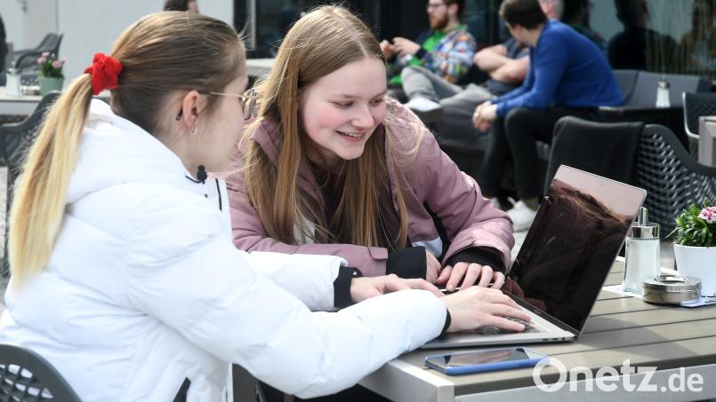Endlich wieder das normale Studentenleben. Ob zusammen lernen oder auf dem Campus entspannen, das Leben an der OTH Weiden blüht wieder auf. Bild: Gabi Schönberger