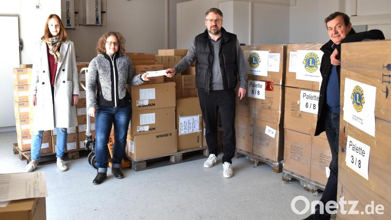 Claudia Plank und Bernadette Holm überreichten Volker Höcht und Franz Göhl vom Lions-Club Tirschenreuth im Lagerraum des Kartonagenwerks Liebenstein 1000 Euro für die Ukraine-Hilfe. Bild: ubb