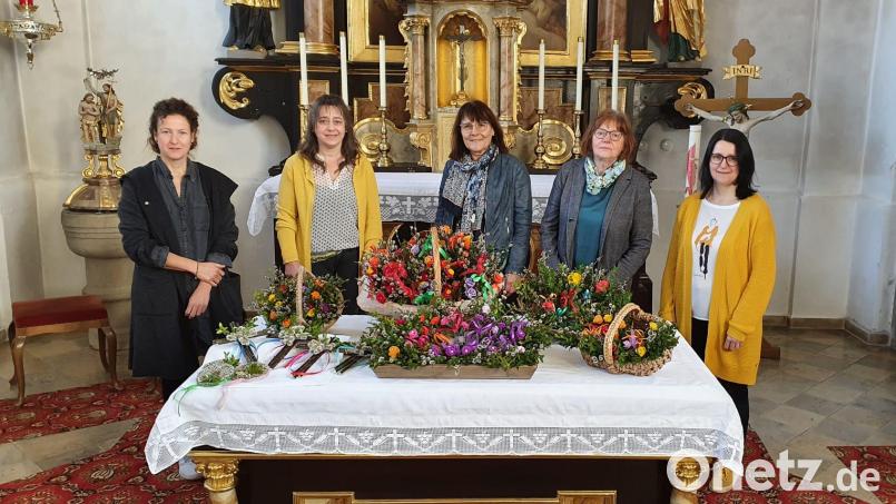 Kerstin Särve, Johanna Margraf, Irmgard Bayer, Maria Höcherl und Doris Margraf Stolz präsentieren ihre Palmzweige-Kreationen Bild: muk