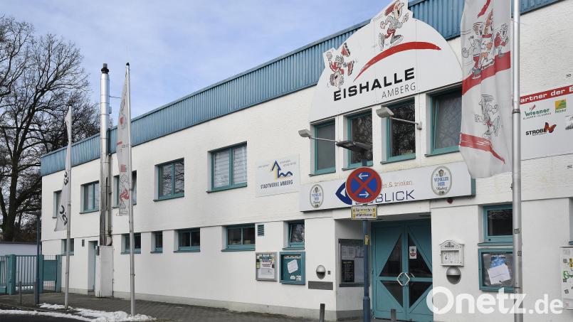 Noch steht der Name „Eishalle“ an der Eishalle am Schanzl. Doch jetzt können die Namensrechte vom ERSC verwertet werden, um zusätzliches Geld für den Verein zu verdienen. Bild: Petra Hartl
