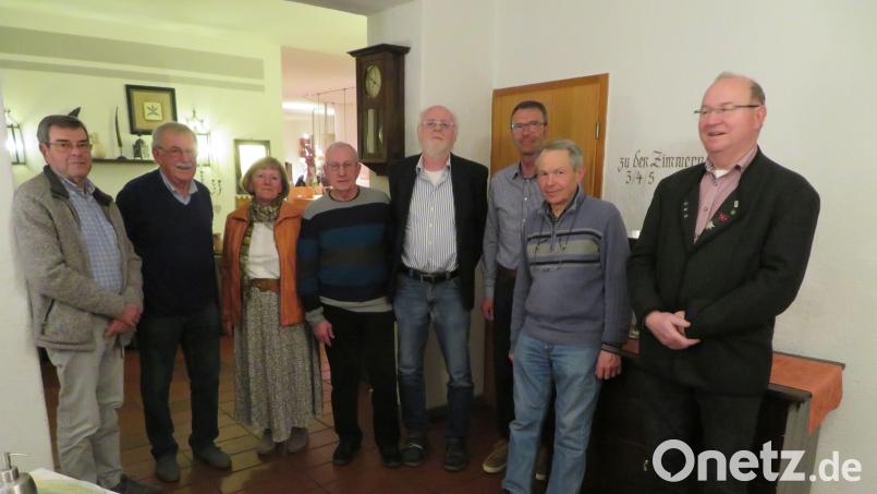 Nach den Neuwahlen im Imkerverein: (von links) Kassenprüfer Willi Ortlieb, Schriftführer Georg Ertel, Beisitzerin Edeltraud Stollner, Vorsitzender Peter Zagel, sein neuer Vize Kurt Staudte, Bürgermeister Peter Achatzi, Kassenprüfer Robert Gmeiner und Kassier Hans Ludwig. Bild: Georg Ertel/exb