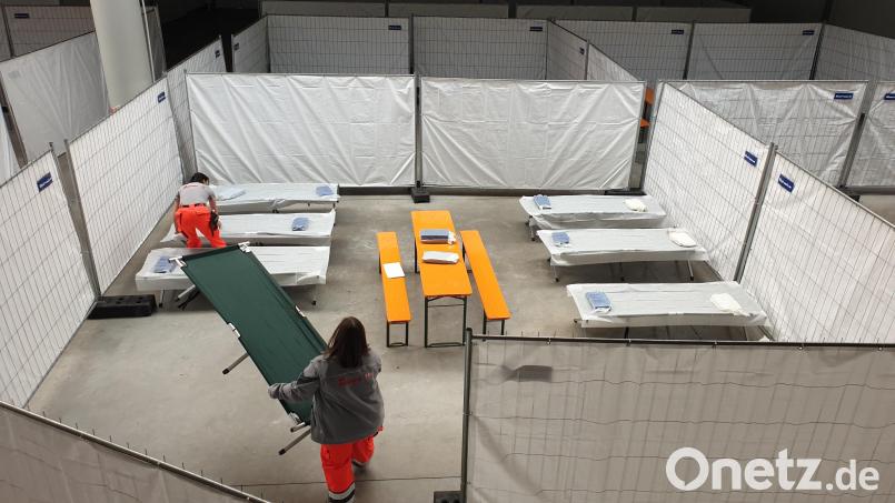 THW, BRK und Johanniter bereiten die Unterkunft im Toom-Markt in Burglengenfeld vor. Die mit Bauzaun-Tafeln abgetrennten Wohneinheiten bieten mindestens 266 Geflüchteten Platz. Bild: Andreas Kramer/Johanniter/exb