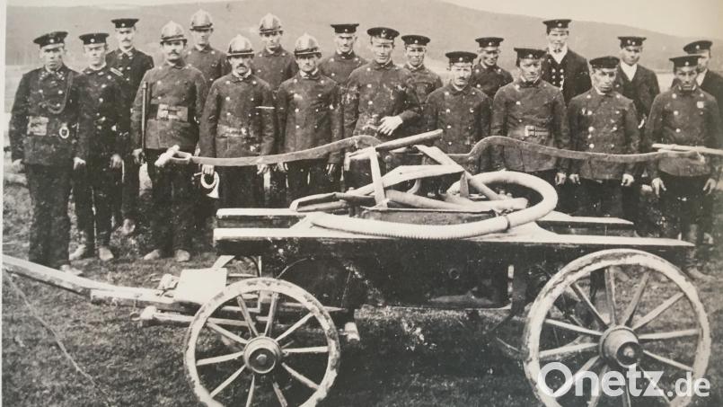 Das älteste Bild aus dem Fotobuch zeigt die Etsdorfer Feuerwehr im Jahr 1905. Damals war die Wehr 30 Jahre alt. Bild: Verein der Freunde der Glyptothek Etsdorf/exb
