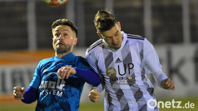 Fabian Helleder (rechts) im Kopfballduell bei der 1:3-Niederlage gegen die SpVgg Osterhofen: Die SpVgg SV Weiden will es im Freitag-Spiel in Straubing besser machen und die volle Punktzahl einfahren. Bild: ssl
