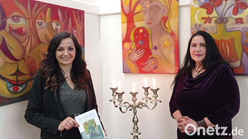 Bürgermeisterin Margit Bayer (links) freute sich mit Künstlerin Marion Lucka (rechts) über die Ausstellung im Rathaus. Bild: fpoz