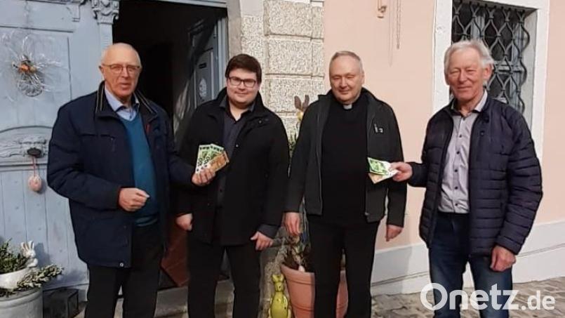 Bernhard Stahl (links) und Rudolf Schön (rechts) spendeten 500 Euro für die Orgelsanierung. Sie übergaben das Geld an Kirchenmusiker Moritz Unger (Zweiter von links) und Stadtpfarrer Georg Flierl. Bild: Privat/exb