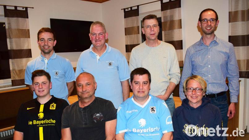Der Vorstand des Löwen-Fanclubs Illschwang mit dem wiedergewählten Vorsitzenden Robert Meyer (stehend, Zweiter von links) und seinem neuen Stellvertreter Peter Neumüller (stehend, Zweiter von rechts) Bild: no