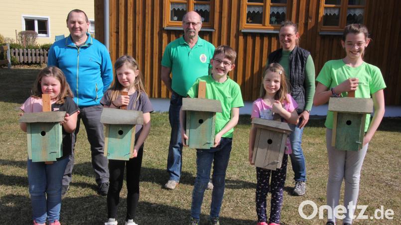 Die „Waldindianer“ stellten 50 Nistkästen auf. Unser Bild zeigt einige der „Waldindianer“ (vorne) mit OWV-Vorsitzendem Günter Gradl, Vogelschutzwart Eduard Zoller und Belinda Häring (hinten von links) von der Zimmerer Häring. Bild: kro