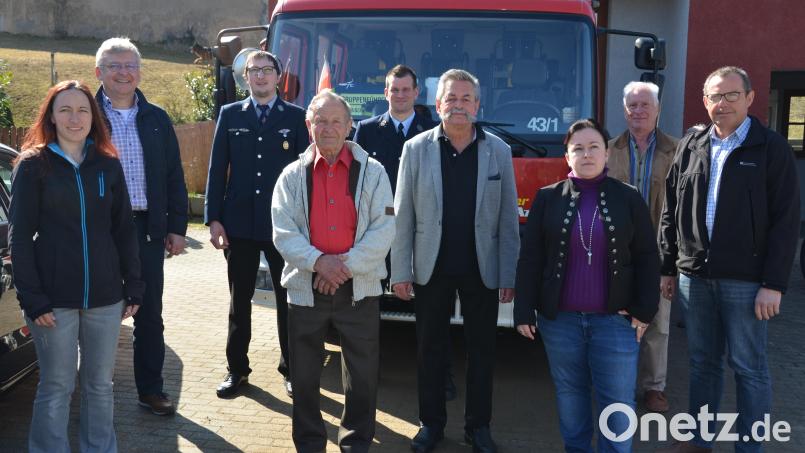 Günther Schönberger (Vierter von rechts) und Reinhard Steger (Zweiter von links) sind die neuen Ehrenmitglieder bei der Feuerwehr in Böhmischbruck. Johann Zielbauer (Vierter von links) und Ewald Komor (Zweiter von rechts) wurden für 60-jährige Treue beglückwünscht. Bild: dob