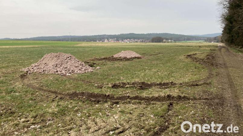 Ein bislang Unbekannter hat zwei große Haufen Schutt auf einer Wiese zwischen einem Waldstück an der Vilsstraße bei Traßlberg und dem Gemeindeteil Speckshof abgeladen. Bild: Polizeiinspektion Sulzbach-Rosenberg/exb