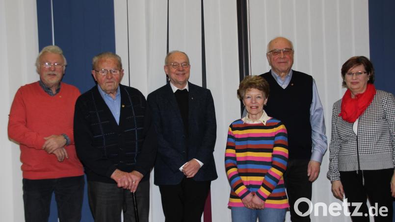 KAB Präses Hl. Dreifaltigkeit Pfarrer Ludwig Gradl (Dritter von links) und KAB-Vorsitzende Hildegard Zimmer- Sperl (rechts) konnten Otto Held, Michael Lippert und das Ehepaar Gisela und Manfred Baldauf (von links) für 50 Jahre Treue zur KAB Hl. Dreifaltigkeit würdigen. Bild: ads