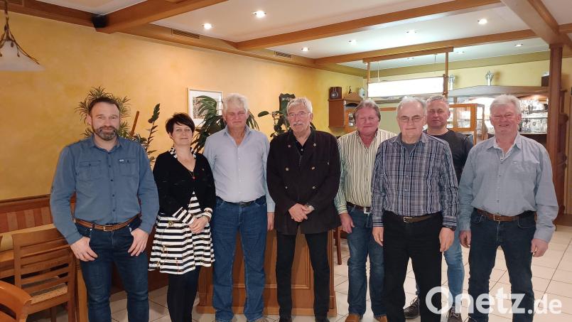 Johann Schmidl (Dritter von links) ist seit 40 Jahren Jagdvorsteher. Unser Bild zeigt ihn im Kreise der Spitze der Jagdgenossenschaft. Bild: Schimmer/exb