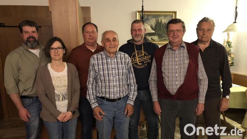 Die neuen und ausscheidenden Vorstandsmitglieder des Imkervereins Jura-Högen mit (von links) Alexander Bock, Andrea Polster, Roland Göhring, Karlheinz Haas, Bernd Fischer, Helmut Pesel und Günther Gottsmann. Bild: Andreas Royer