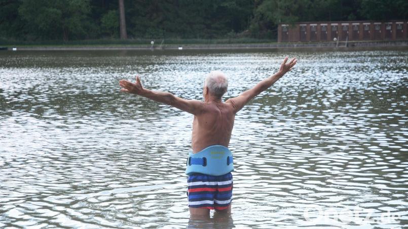 Im Schätzlerbad Weiden bleibt auch in 2022 nur der Badeweiher zum Schwimmen. Wer lieber in ein Becken eintaucht muss in die Freibäder im Landkreis Neustadt/WN ausweichen. Bild: Gabi Schönberger