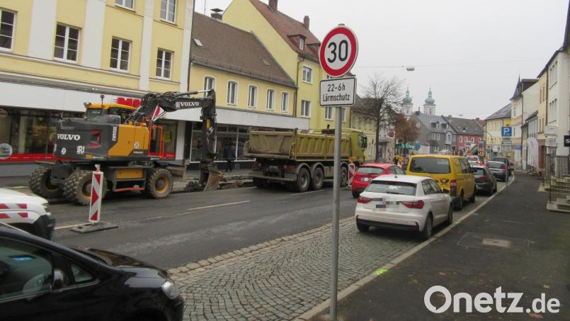 Die Erneuerung der Fahrbahnränder der Bundesstraße 299 durch die Innenstadt von Waldsassen wird am 4. April fortgesetzt. Die Ortsdurchfahrt wird dann nur halbseitig befahrbar sein, später gibt es dann eine Vollsperrung. Archivbild: kgg