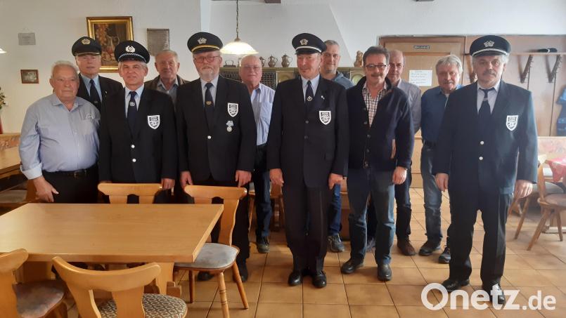 Bei der Krieger- und Soldatenkameradschaft Weiding bleibt im Führungsgremium alles wie gehabt (v. l.): Beisitzer Wolfgang Pfaffl, Kreisvorsitzender Josef Hauer, 2. Vorsitzender Wolfgang Fleck, Beisitzer Johann Rosenmüller, Vorsitzender Richard Ferstl, 2. Schriftführer Alois Fuchs, Kassier Willi Ring, Fahnenjunker Manfred Unertl, Bürgermeister und Beisitzer Manfred Dirscherl, Kassenprüfer Franz Neuwirth, Beisitzer Alois Wutz und Schriftführer Michael Huber. Bild: Michael Huber/exb