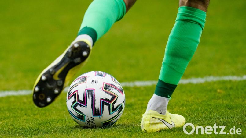 Ein Fußballspieler spielt den Ball. Symbolbild: Uwe Anspach/dpa