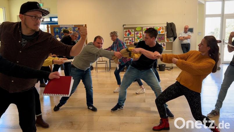 Noch ohne Kostüme proben rund 100 Akteure für das große Hahnbacher Jubiläums-Festspiel "900 samma" in der Aula der Schule. Bild: eik