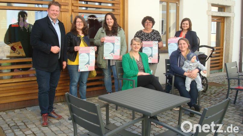 Sie laden Familien zu einer Mitmach-Aktion am Palmsonntag ein: (von links) Bürgermeister Stefan Grillmeier, Julia Merz-Neudert (Kinderhus „Purzelbaum“), Nadine Wamberg (städtisches Kinderhaus) Mehrgenerationenhaus-Leiterin Vera Jankowski, Regina Schiffmann (Kindergarten Hedwigsheim), Familienbeauftragte Sabine Frank und Martina Rüth (Stadtverwaltung). Bild: wmr