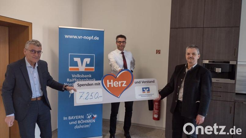 Filialleiter Anton Zilbauer (links) und sein Stellvertreter Gerhard Schiml (Mitte) haben 7250 Euro stellvertretend an Bürgermeister Andreas Wutzlhofer übergeben. Bild: dob