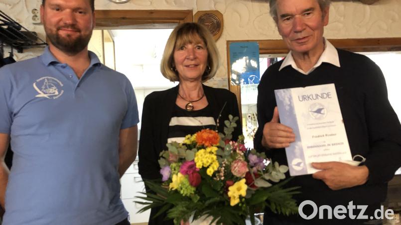 Der 76-jährige Friedrich Westiner (rechts) wurde für seine Verdienste beim Aeroclub Erbendorf mit einer Ehrenurkunde und der bronzenen Ehrennadel ausgezeichnet. Bild: gdö