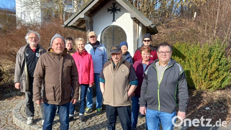 Die Josefiwanderung des Fichtelgebirgsvereins endete an der Kapelle der Firma Wartinger. Natürlich waren einige Josefs dabei: Josef Söllner (vordere Reihe von links), Josef Schinner und Josef Wartinger. Bild: soj