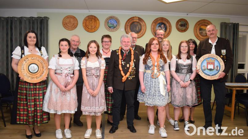 Nach einer längeren Zwangspause konnten Die Burgschützen wieder ihre Schützenkönig und Vereinsmeister küren. Schützenkönig Tobias Bodensteiner war zur Proklamation verhindert. Schützenkönig der Jugendklasse wurde Kerstin Winter (Vordere Reihe Dritte von rechts). Bild: bnr