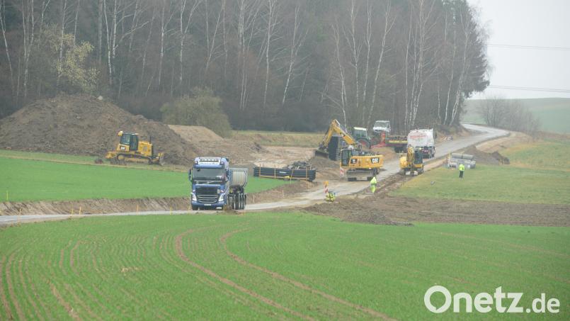 Weil es für die Lastwagen keine Wendemöglichkeit gibt, müssen sie die Straßenbaustelle aus beiden Richtungen über hunderte von Metern rückwärts anfahren. Bild: bey