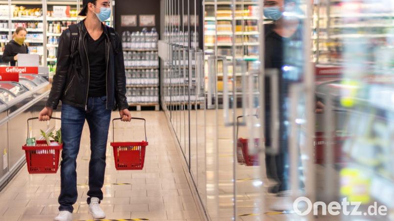 Auch in Bayern fällt die staatlich verordnete Maskenpflicht beim Einkaufen ab nächster Woche weg. Das Gesundheitsamt in Tirschenreuth appelliert an die Kunden, trotzdem weiter mit Maske einkaufen zu gehen. Bild: Robert Michael/dpa-Zentralbild/dpa