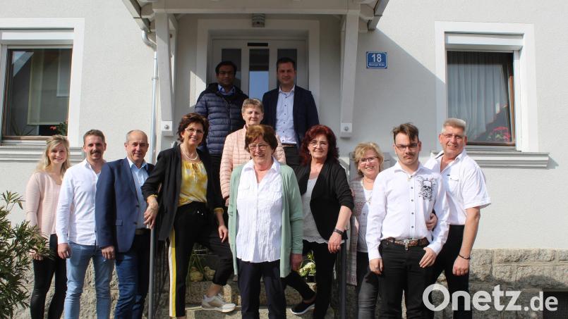 Der Jubilarin Dorothea Pöllmann (vordere Reihe, Mitte) gratulierten zum 80. Geburtstag zahlreiche Personen aus der Familie und der Gemeinde Ebnath. Bild: soj