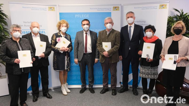 Die Geehrten aus der mittleren und nördlichen Oberpfalz (von links): Ehepaar Gabriele und Hans Beck aus Amberg, Rita Siegert aus Neustadt/WN, Gesundheits- und Pflegeminister Klaus Holetschek, Julius Schmatz aus Nittenau, Abgeordneter Harald Schwartz, Erna Möller aus Weiden und Petra Waldhauser aus Hirschau. Bild: usc