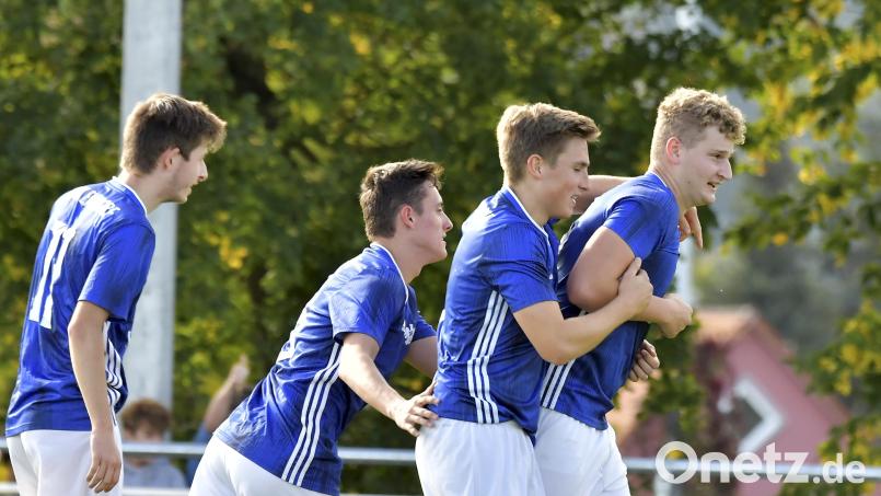 Eine extrem seltene Szene: Jubel in Ensdorf. Torschütze Wilhelm Bär (rechts) wird von seinen Mannschaftskameraden beglückwünscht. Vielleicht jubeln sie am Sonntag wieder? Archivbild: Hubert Ziegler